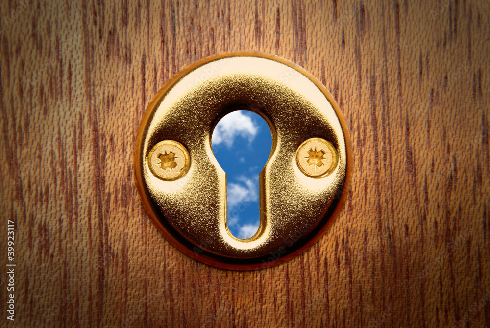 Naklejka premium Sky through keyhole