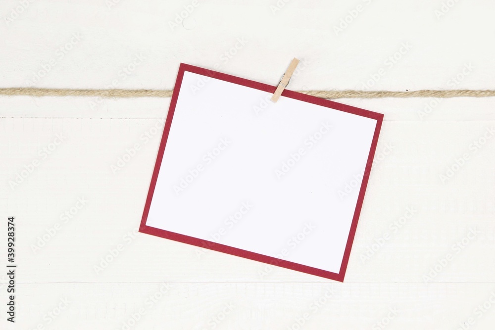 Ein weißes Schild mit rotem Rahmen Ein weißes Schild mit rotem Rahmen