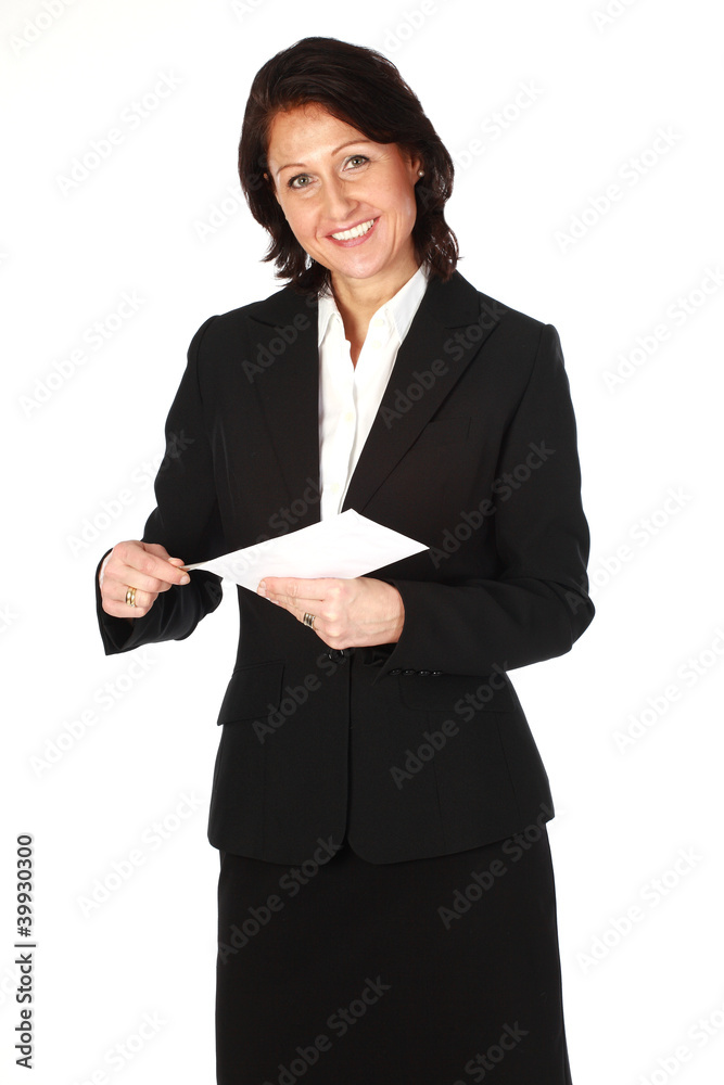 Frau im Businesslook öffnet einen Brief Frau im Businesslook öffnet einen Brief