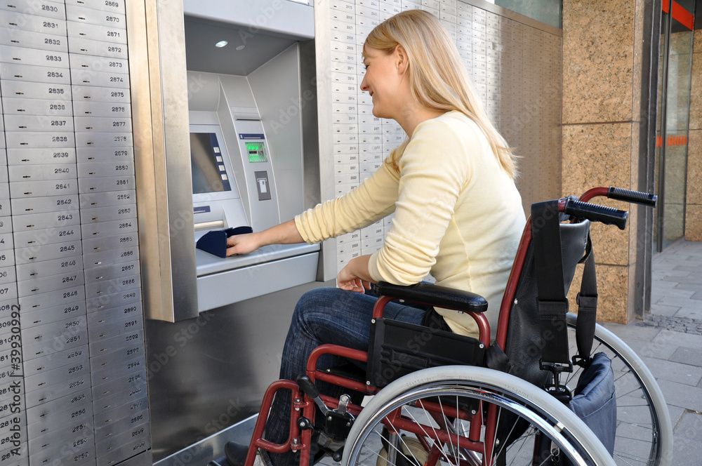 Rollstuhlfahrerin am Geldautomaten - obrazy, fototapety, plakaty 