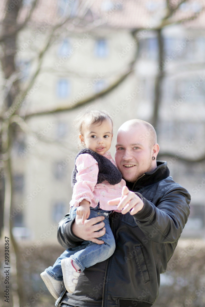 Fototapeta premium Kleinkind mit Papa