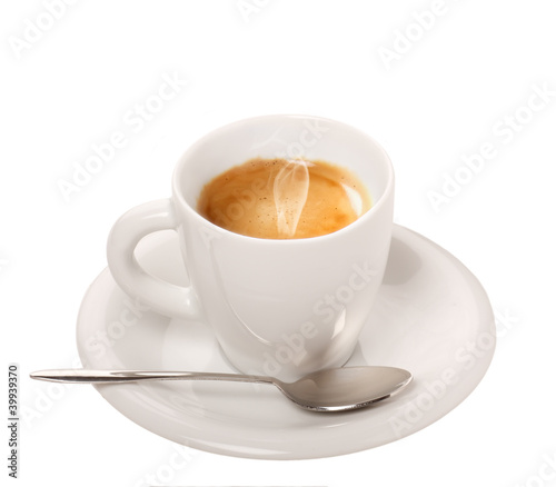 Caffè espresso in tazza su sfondo bianco