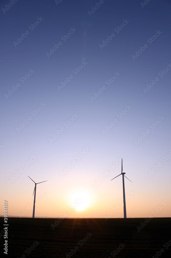 Obraz premium wind turbine wheel and sun