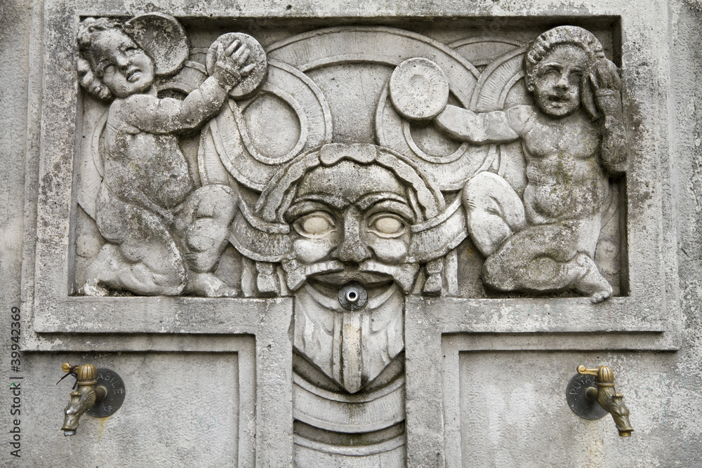 fontana con angeli in pietra