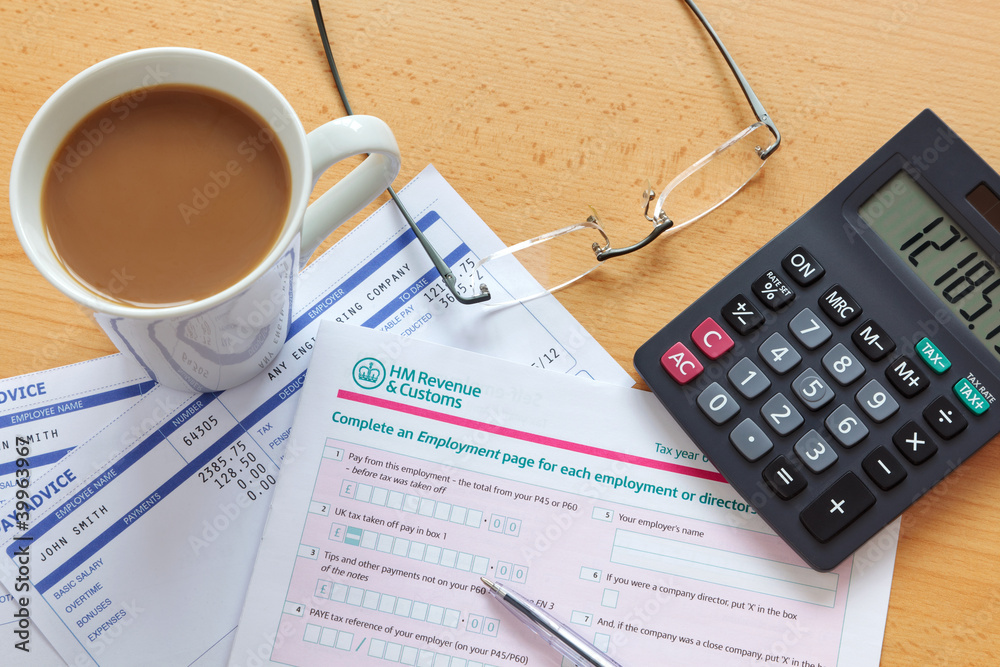 Φωτογραφία UK tax return still life