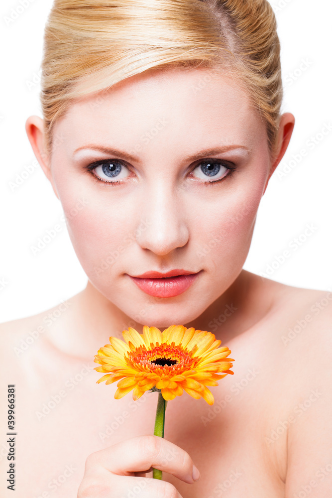attraktive junge Frau mit Blüte