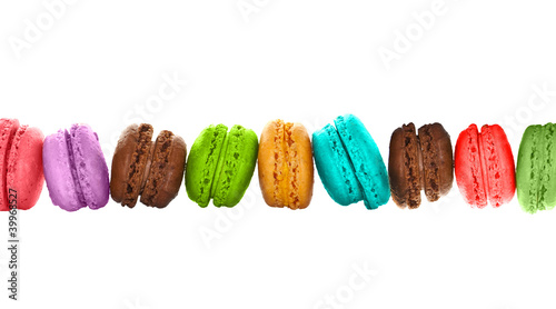 Ligne de macarons multicolores fond blanc