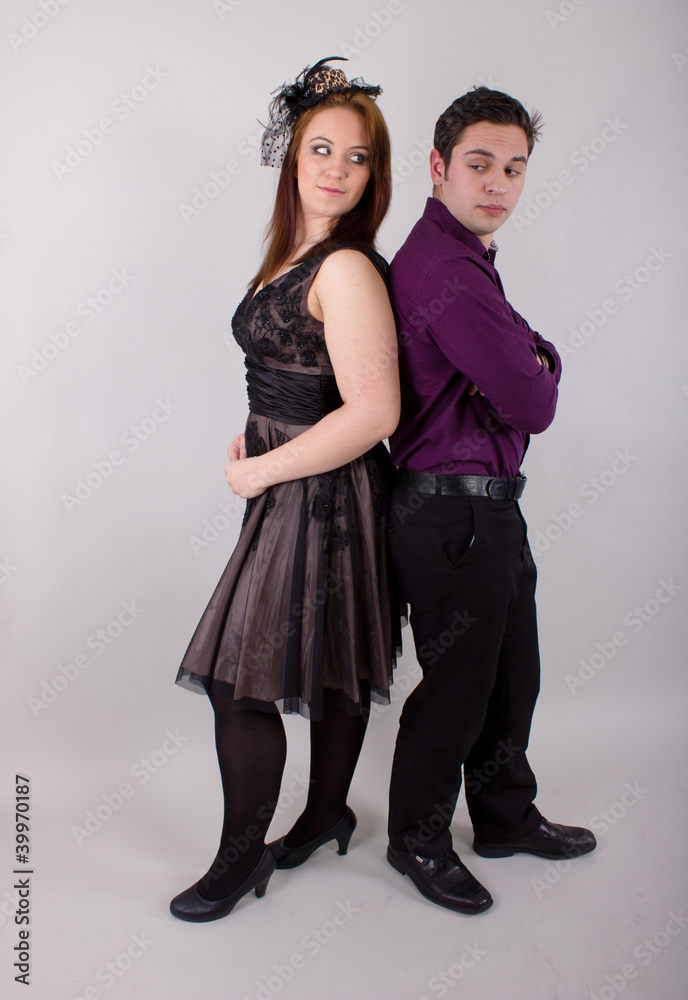 Mann und Frau stehen aneinander Mann und Frau stehen aneinander