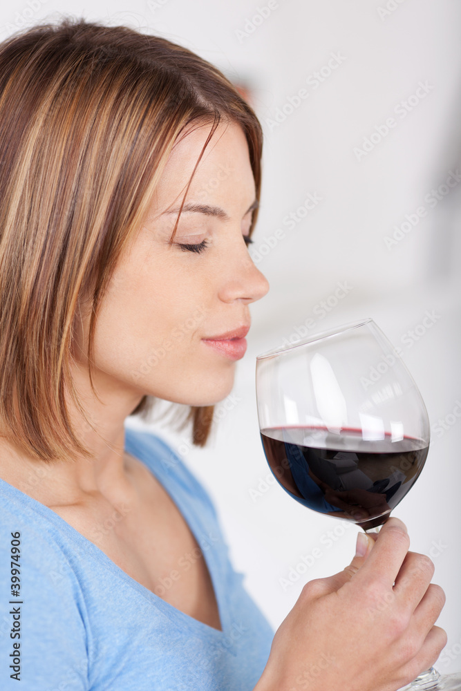 frau genießt rotwein mit geschlossenen augen frau genießt rotwein mit geschlossenen augen