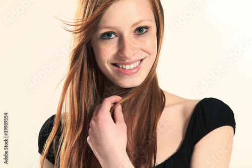 lächelnde Frau mit roten Haaren