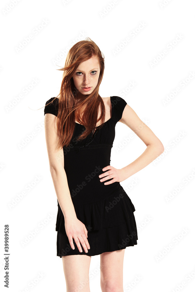 Fototapeta premium Junge Frau im schwarzen Kleid