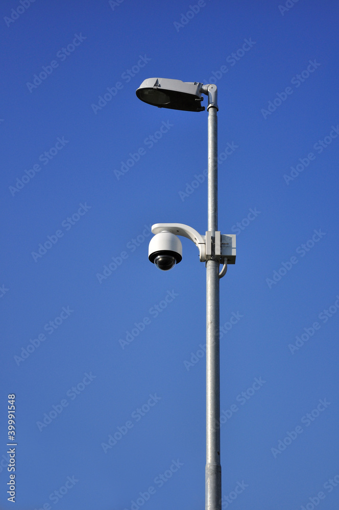 Foto Stock Telecamera di sorveglianza su lampione | Adobe Stock