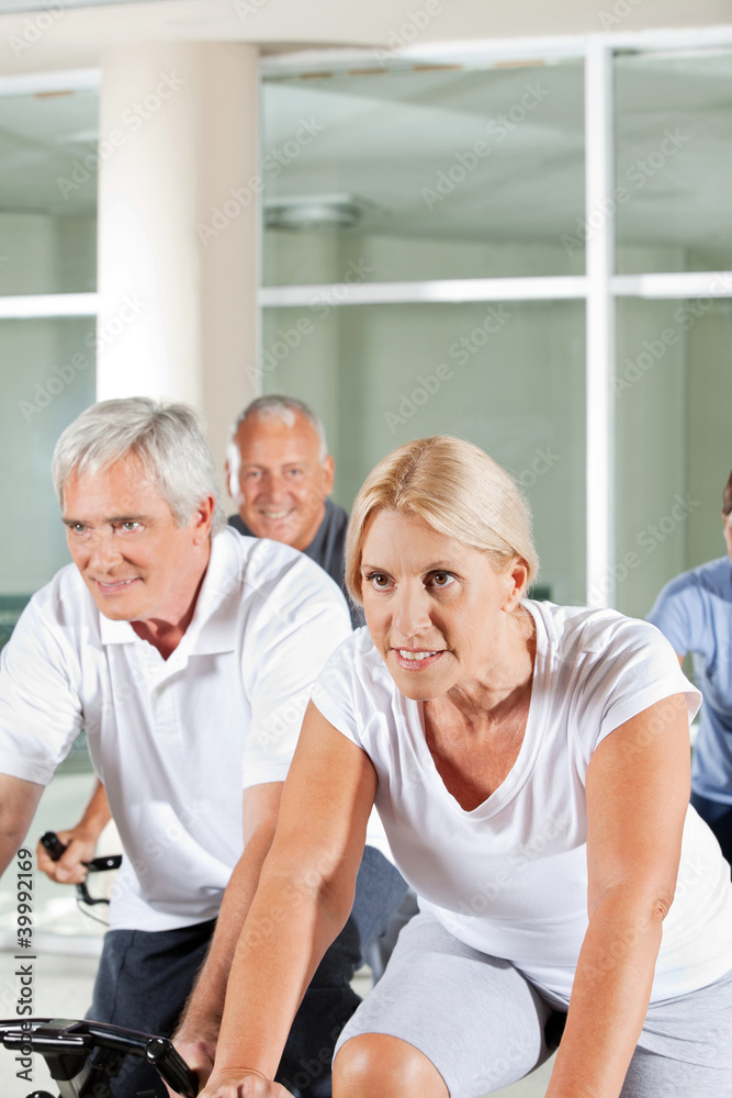 Obraz premium Senioren beim Fitnesstraining