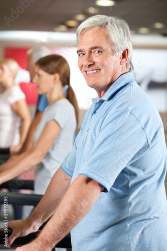 Mann auf Laufband im Fitnesscenter