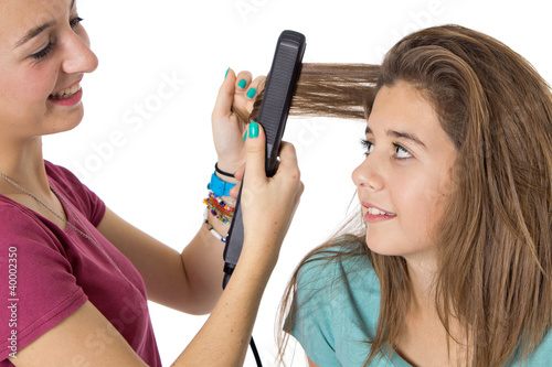 Foto Jeune fille se fait coiffer les cheveux