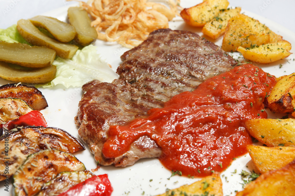 Obraz premium Grilled steak with vegetables