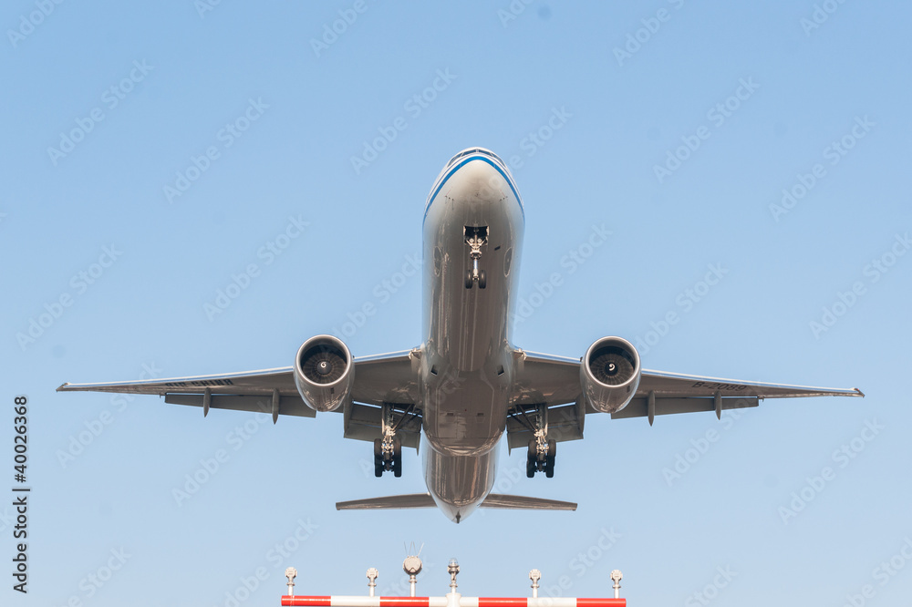 Fototapeta premium Flugzeug im Anflug