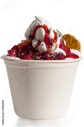 frozen yogurt mit erdbeeren und biscuit