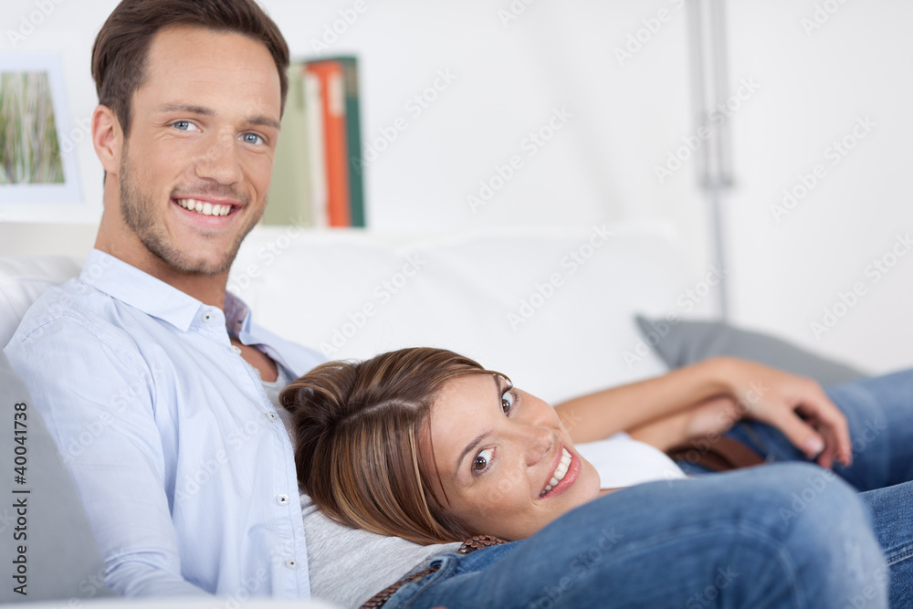 junges paar entspannt auf dem sofa junges paar entspannt auf dem sofa