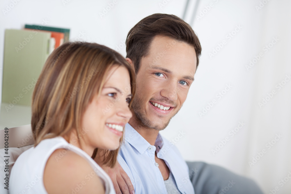 attraktiver junge mann mit seiner freundin attraktiver junge mann mit seiner freundin