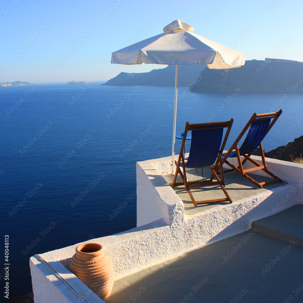 Obraz premium Santorin - Terrasse et parasol