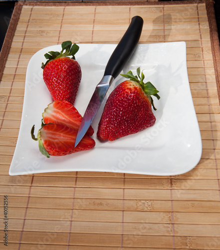 Erdbeeren auf dem Teller mit einem Messer
