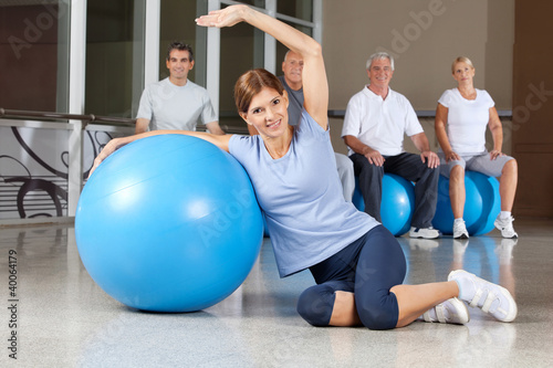 Frau mit Fitness  bungen mit Gymnastikball