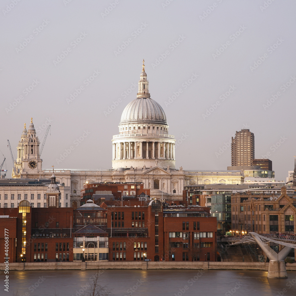 Fototapeta premium St Paul's Cathedral over Thames River