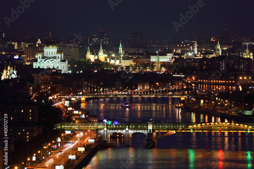 Fototapeta Naklejka Na Ścianę i Meble -  Pushkinsky bridge and Krymsky bridge at dark night in Moscow