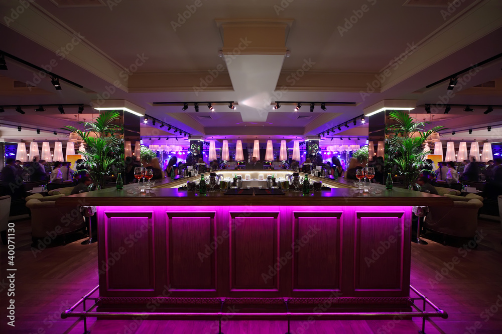 wooden bar counter with pink illumination in large restaurant ภาพถ่าย