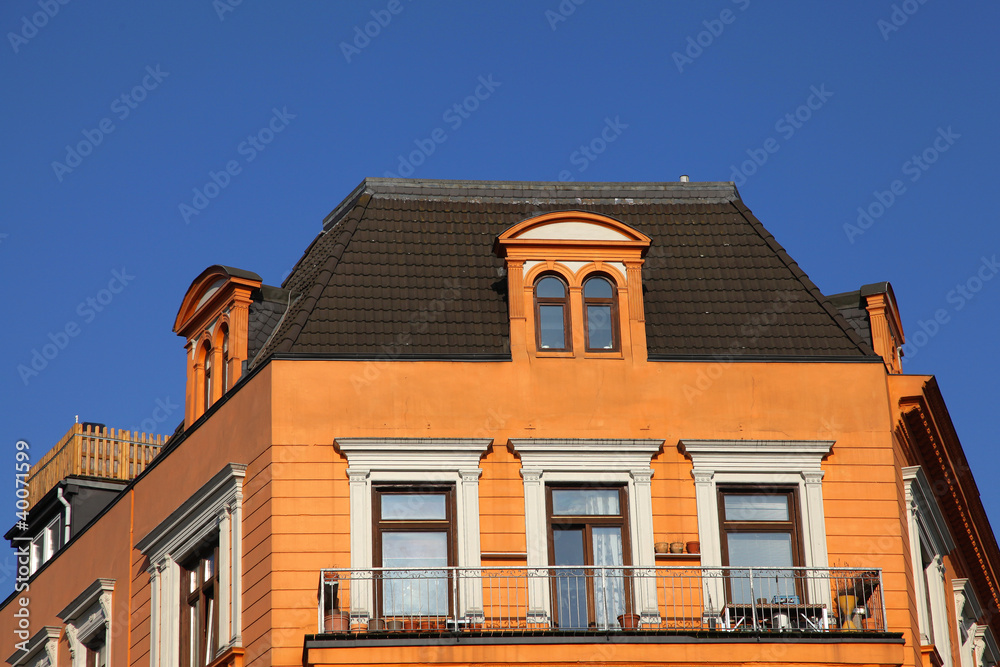 Fototapeta premium altes Mehrfamilienhaus