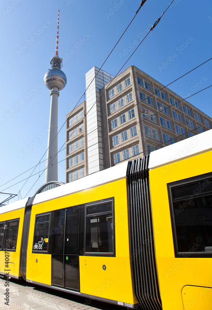 Fototapeta premium Straßenbahn am Alexanderplatz in Berlin