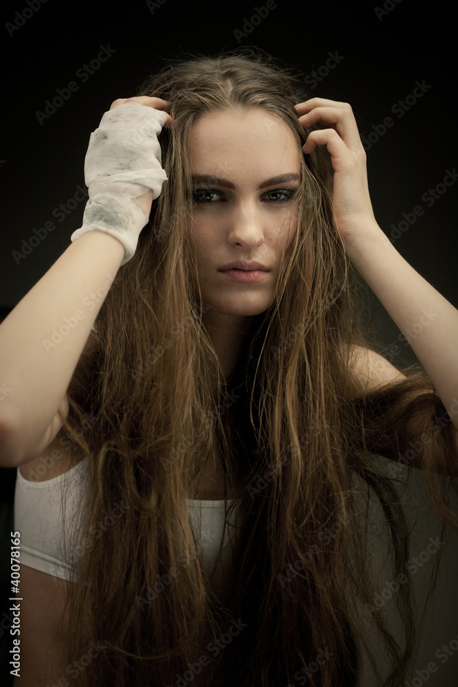 Obraz premium Long haired beauty with the fists