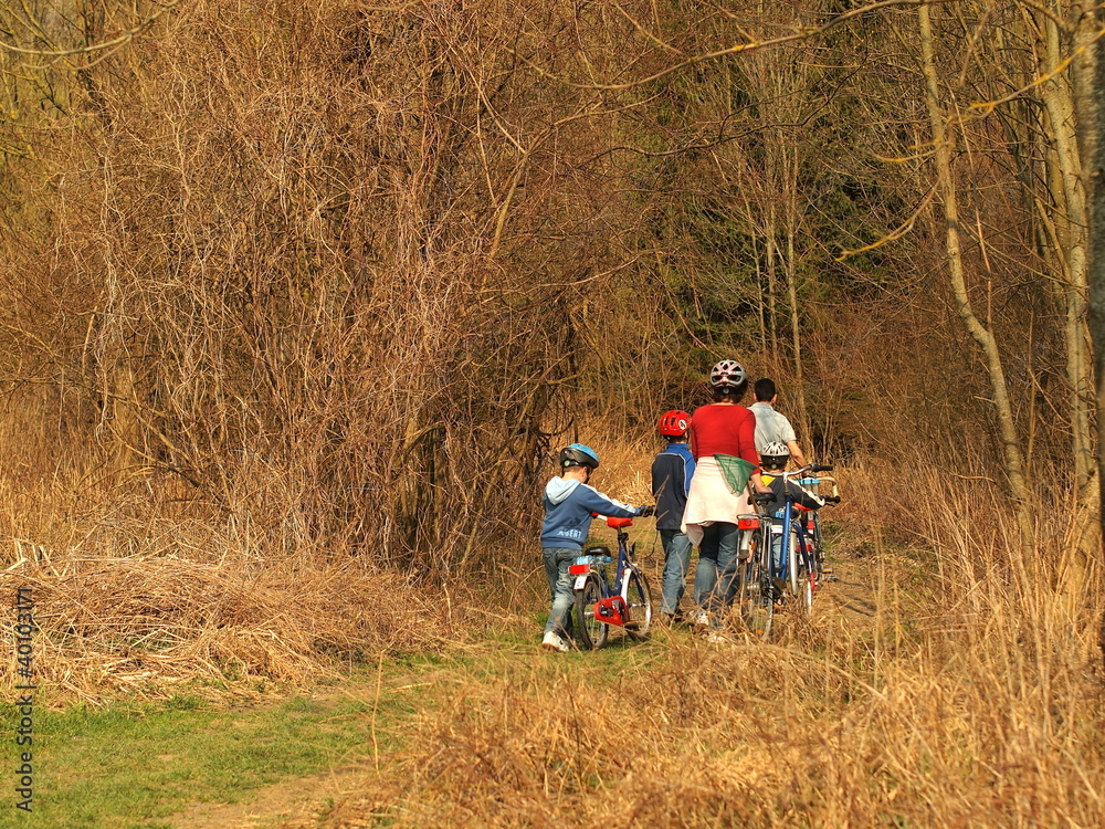 Obraz premium Familienausflug mit dem Fahrrad