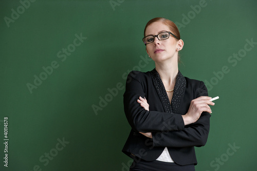 Strenger blick einer Lehrerin mit Brille.