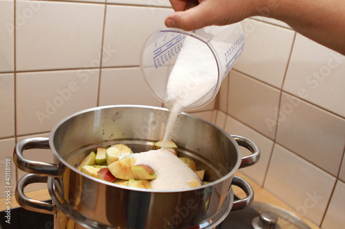 Dampfentsafter steht auf dem Herd