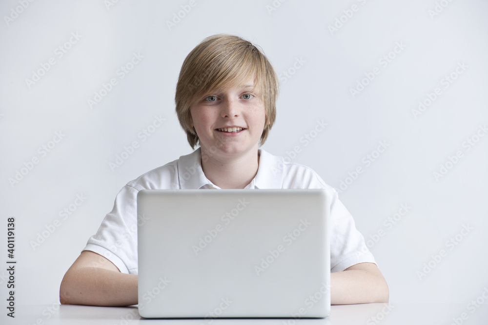 Schüler mit Laptop Schüler mit Laptop