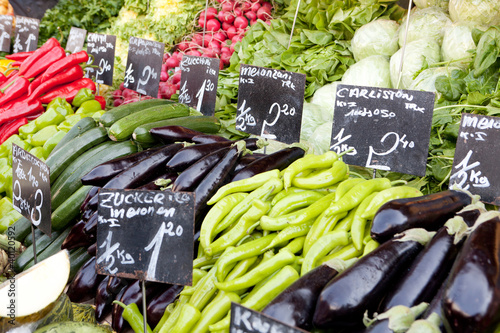 frisches Gemüse am Markt photo