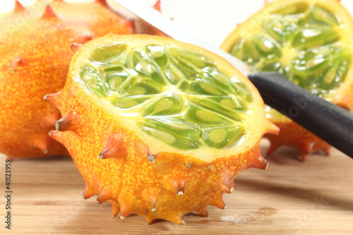 aufgeschnittene Kiwano photo