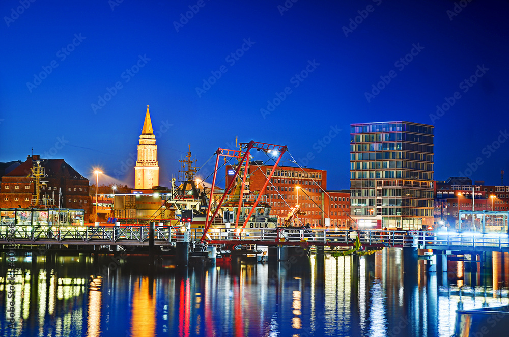 Obraz premium Kieler Hafen am Abend