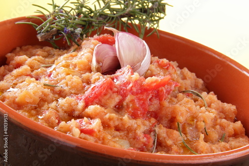 Fototapeta Naklejka Na Ścianę i Meble -  pappa al pomodoro con rosmarino