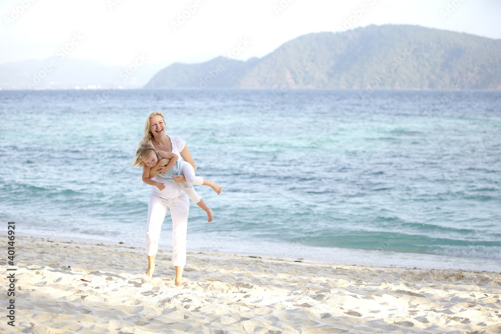 junge schwangere mutter mit ihrer tochter am strand