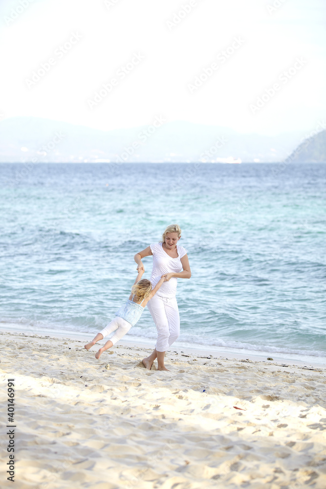 junge schwangere mutter mit ihrer tochter am strand junge schwangere mutter mit ihrer tochter am strand