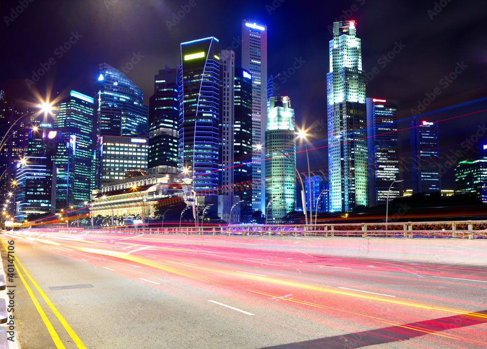 Obraz premium Singapore at night with traffic road
