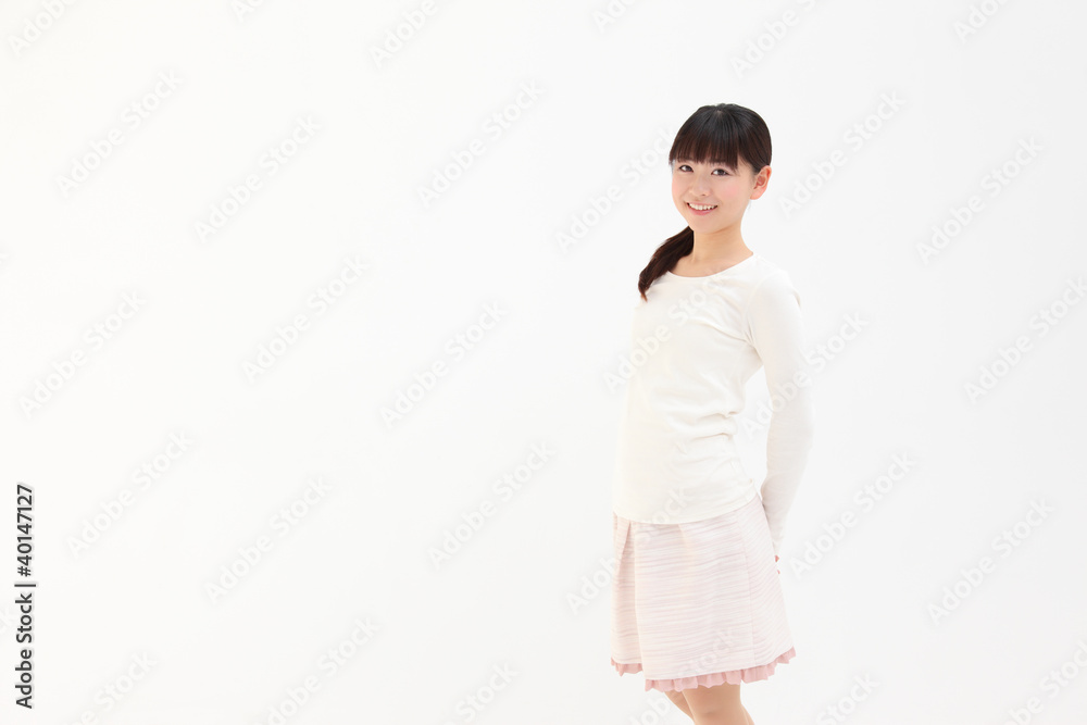 笑顔の女性とコピースペース