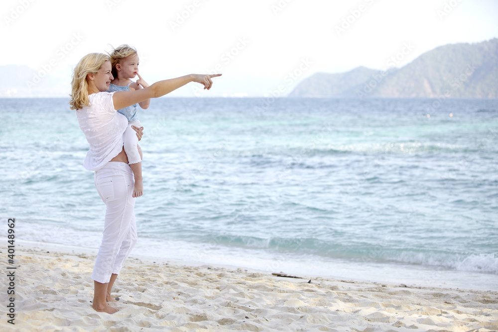 junge schwangere mutter mit ihrer tochter am strand junge schwangere mutter mit ihrer tochter am strand