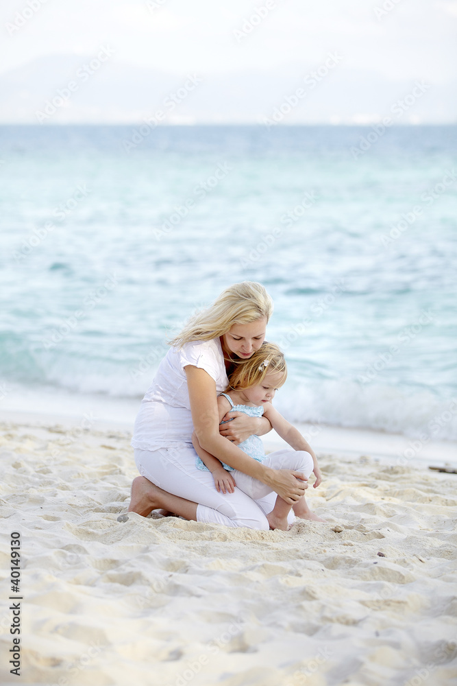 junge schwangere mutter mit ihrer tochter am strand junge schwangere mutter mit ihrer tochter am strand