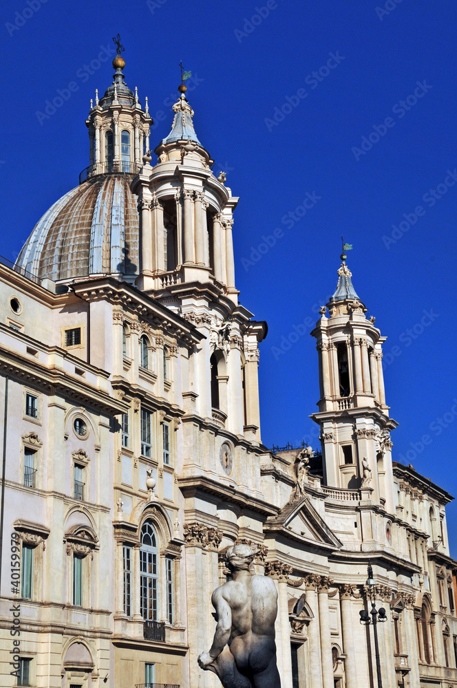 Piazza Navona, fontana e Santa Agnese in Agone - Roma