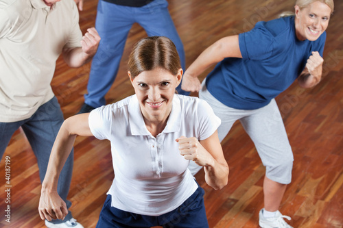 Gruppe tanzt im Fitnesscenter photo