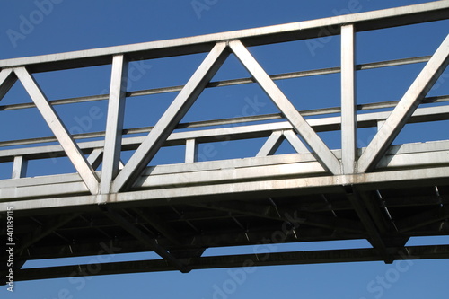 Eine silberne Metallbrücke